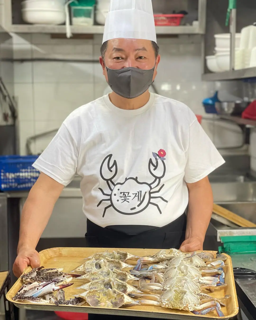 손질한 꽃게를 든 우상춘 대표